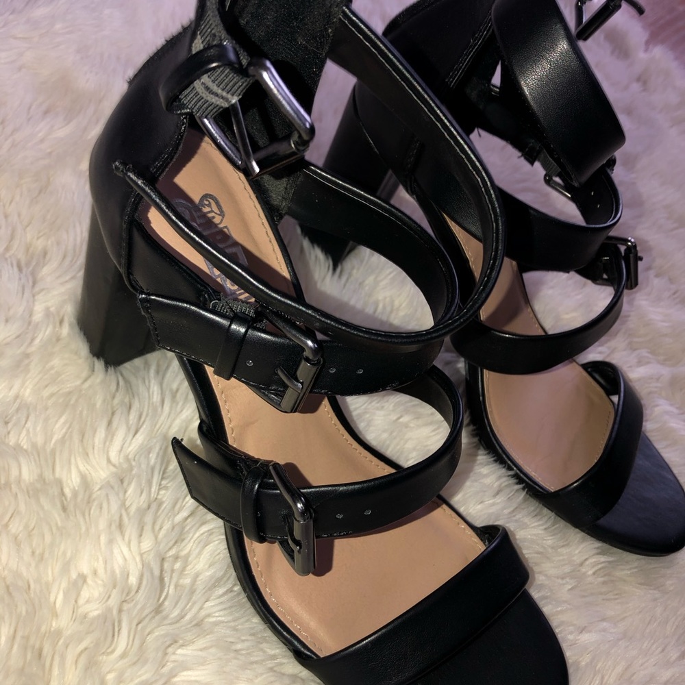 Never worn black buckled heels 8.5!